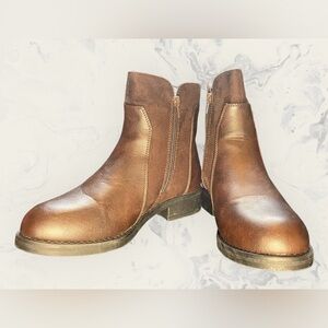 Vince Camuto boots Size 7 NWT